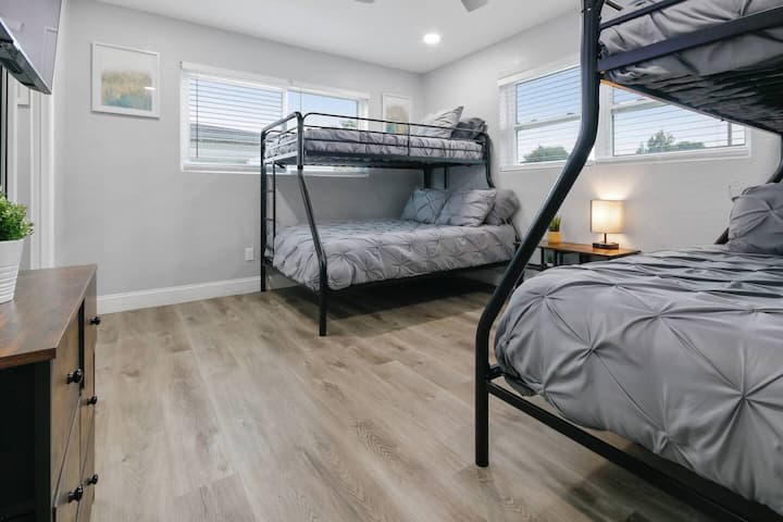 Spacious bedroom with 2 single over double bunkbeds, smart TV, full mirror closet, and drawers. Perfect for a group of friends or a small family. If you are interested in this property, send us an inquiry as soon as possible.