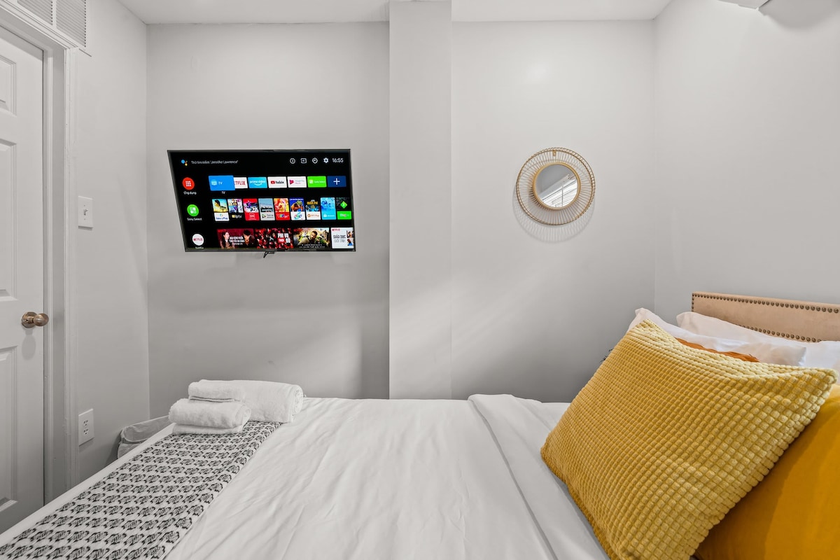 Užite si pokojný nočný spánok v tejto príjemnej spálni. Mäkká, štýlová posteľná bielizeň, dostatok prirodzeného svetla a upokojujúca výzdoba zabezpečujú, že sa zobudíte sviežo a pripravení objavovať.