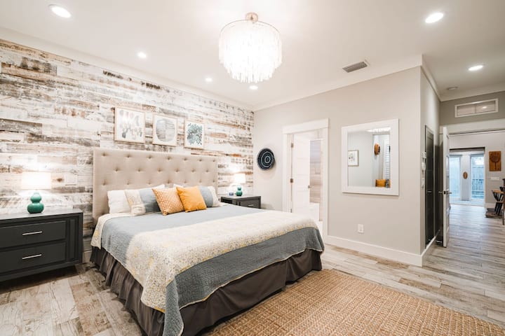 El piso principal también tiene el dormitorio 1, un hermoso King principal...