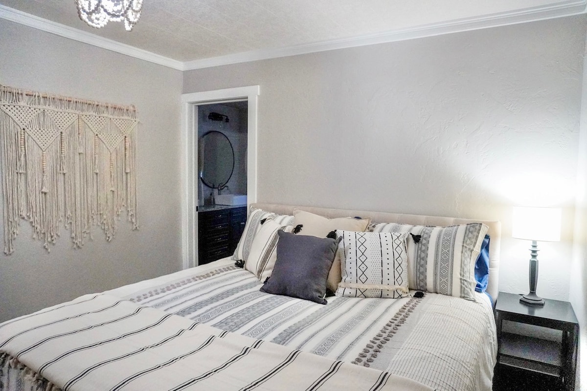 Spálňa č.3, manželská posteľ s luxusným matracom a posteľnou bielizňou