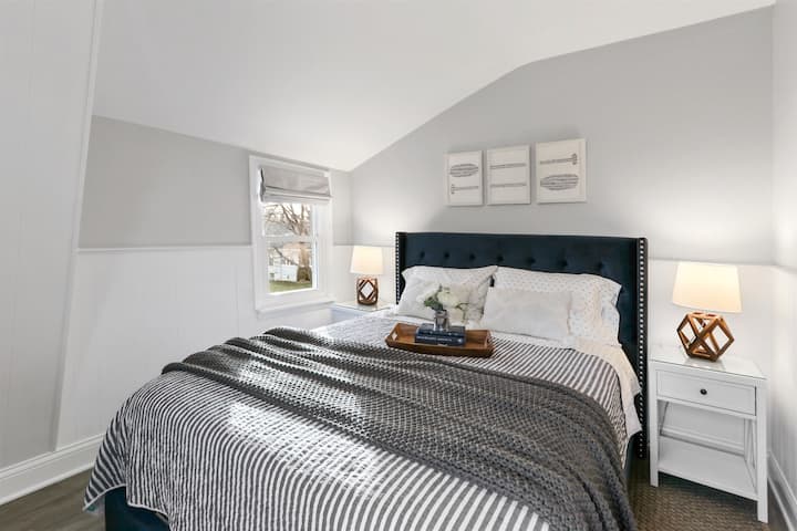 A cozy Queen Bed with 12″ Premier Memory Foam Greenguard Gold Certified Mattress, organic linens and plush robes welcome you into this space. A brand new personal thermostat is installed in each bedroom so you can optimize your sleeping temperature.
