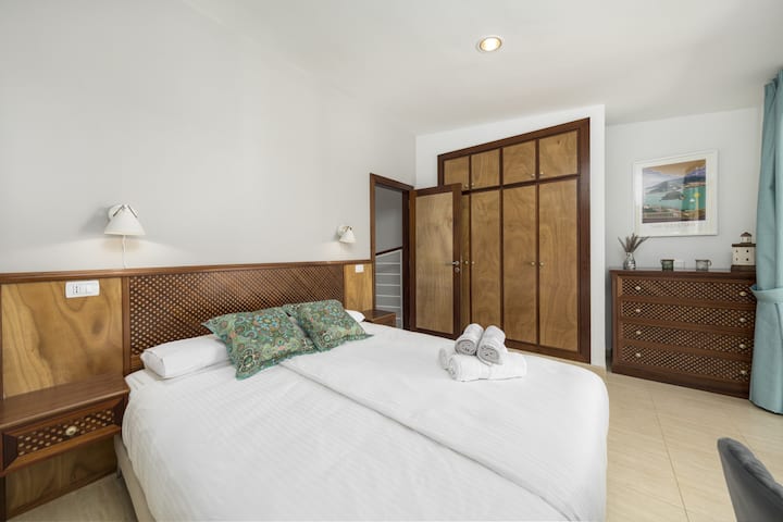 Главна спалня с вграден гардероб