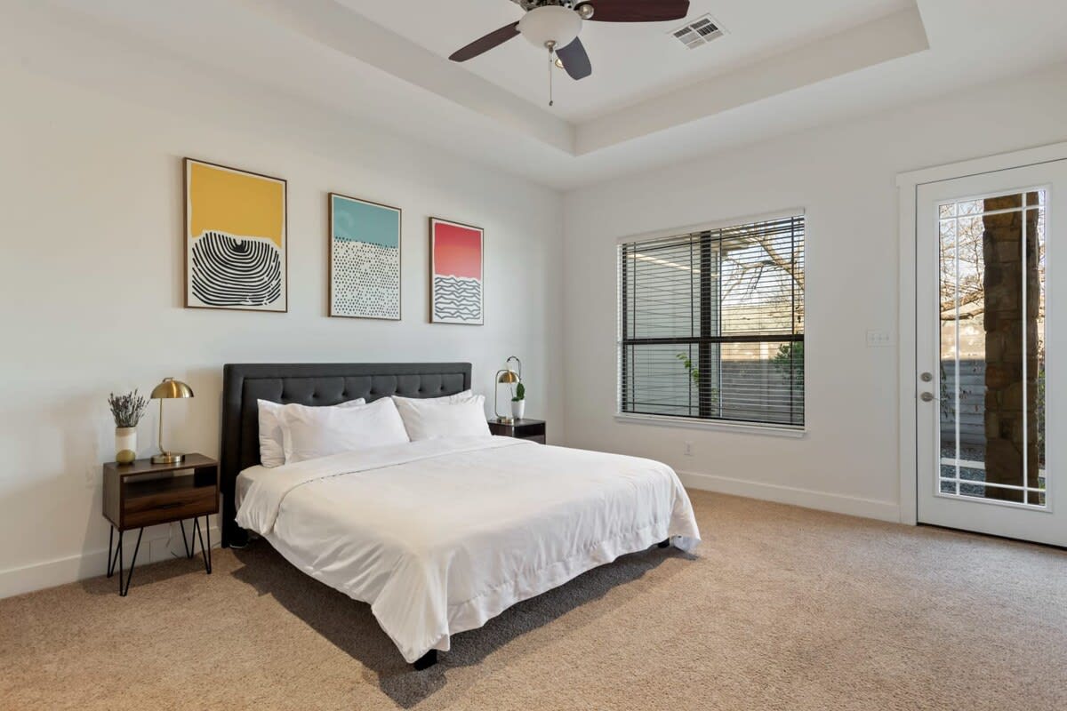 Slaapkamer 1 met toegang tot de zijtuin