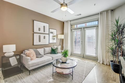 Elegant Apartment in the Avalon