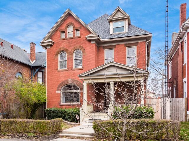 Stately Executive Home with Modern Amenities gallery image 5