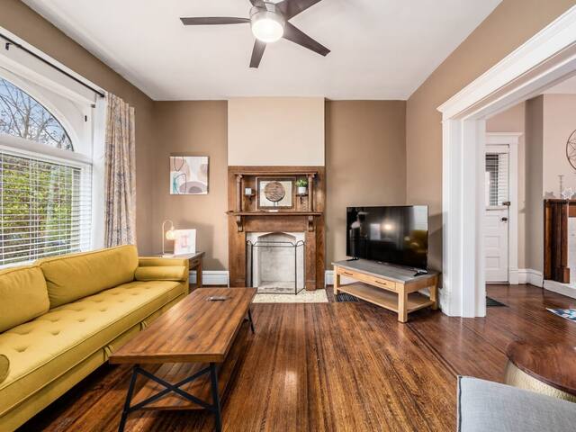 Stately Executive Home with Modern Amenities gallery image 2