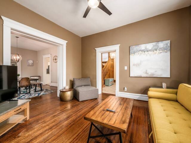 Stately Executive Home with Modern Amenities gallery image 3