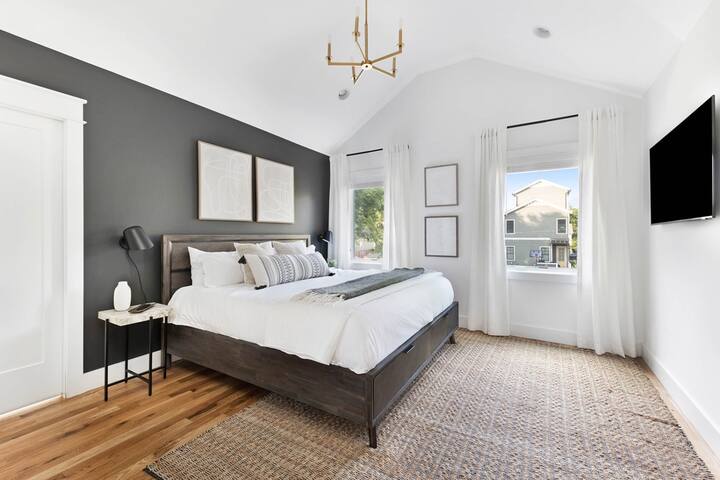 The Hadley House – Cozy Porch + Fenced in Backyard gallery image 4