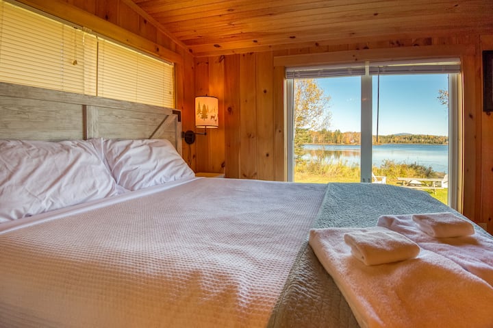 Dormitorio con cama tamaño queen