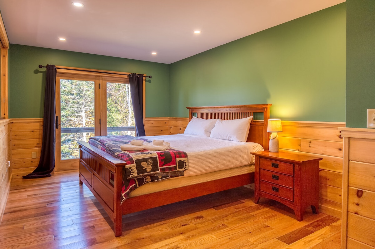 第一间卧室加大双人床