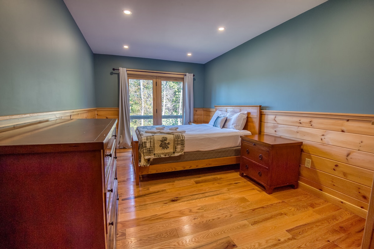 第四间卧室标准双人床