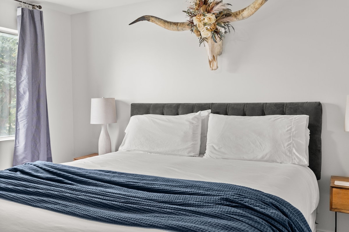 这是我们开放式卧室的另一张照片，配备加大双人床，是您在镇上过夜的完美度假胜地。