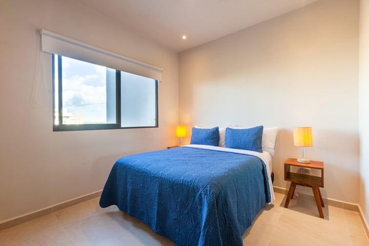 Habitación MB con Cama y colchón nuevo Queen Size, 2  Almohadas, decoración, AC, 2 Lámparas, 2 Burós. Ventilador de techo. 
Baño privado en la habitación.