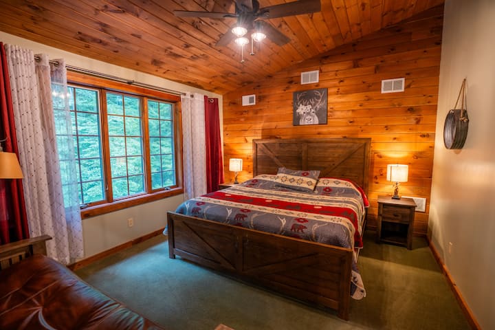 Hlavná spálňa na 2.  poschodí s manželskou posteľou King