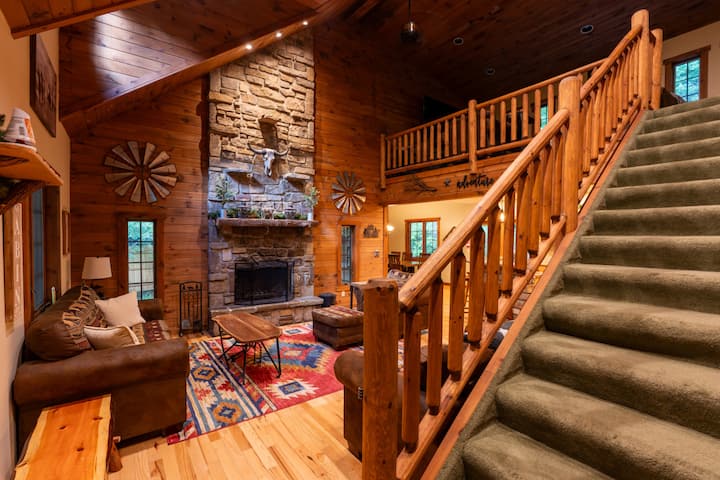 Krásna otvorená obývacia izba s krbom na drevo