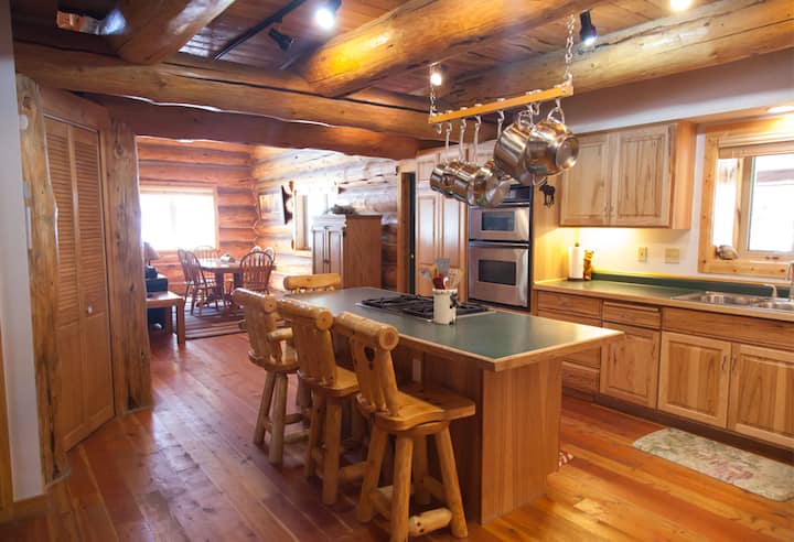 Snowmobile / Hunting Lodge near GTNP, Togwotee Pass & Winds