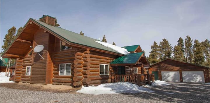Snowmobile / Hunting Lodge near GTNP, Togwotee Pass & Winds