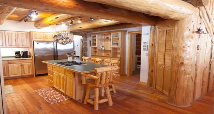 Snowmobile / Hunting Lodge near GTNP, Togwotee Pass & Winds