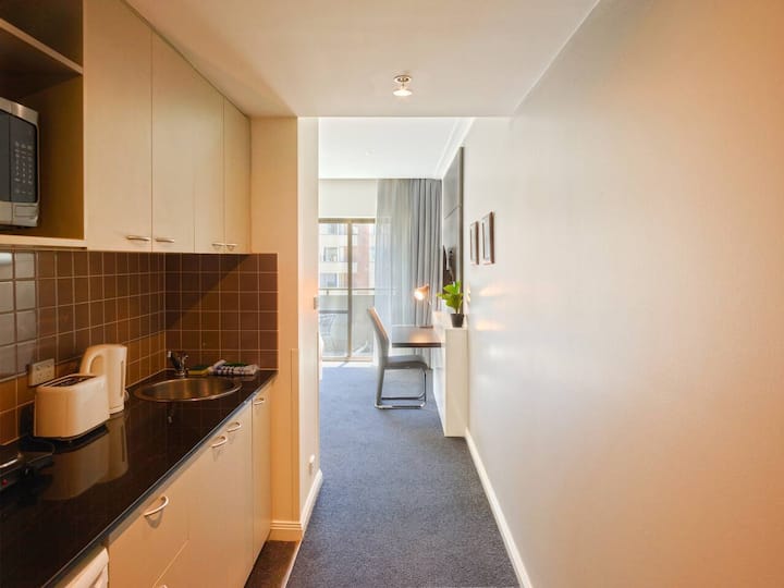 Metropolis Queen Studio With Indoor Pool & Balcony - John Cain Arena