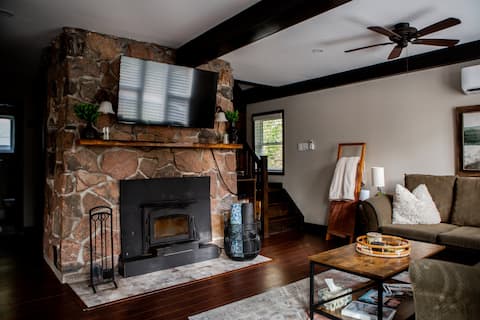 Top Airbnb: Secluded 3BR Cabin w/Hot Tub and Firepit in Kawartha Lakes