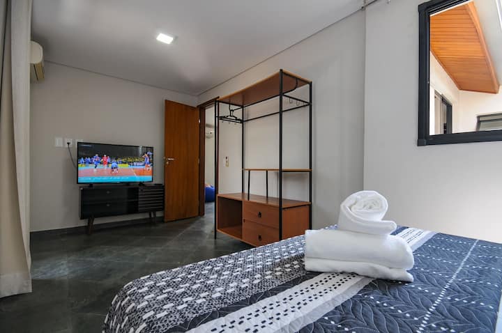 سرير ،وصورة للغرفة بأكملها ،والتلفزيون ، ووسائل الإعلام