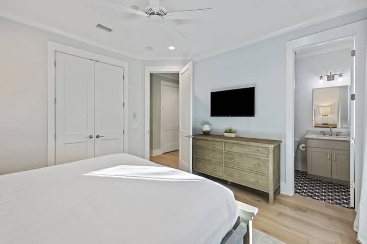 Spálňa č. 3, 1. poschodie – veľká manželská posteľ, TV, vlastná kúpeľňa (vaňa/sprcha)