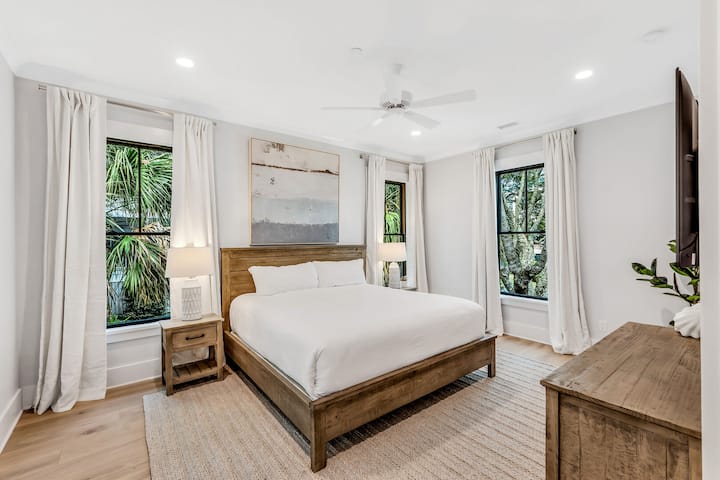 Spálňa č. 1, 1. poschodie – veľká manželská posteľ, TV, vlastná kúpeľňa (veľká sprcha a dvojitá umývadlová misa)