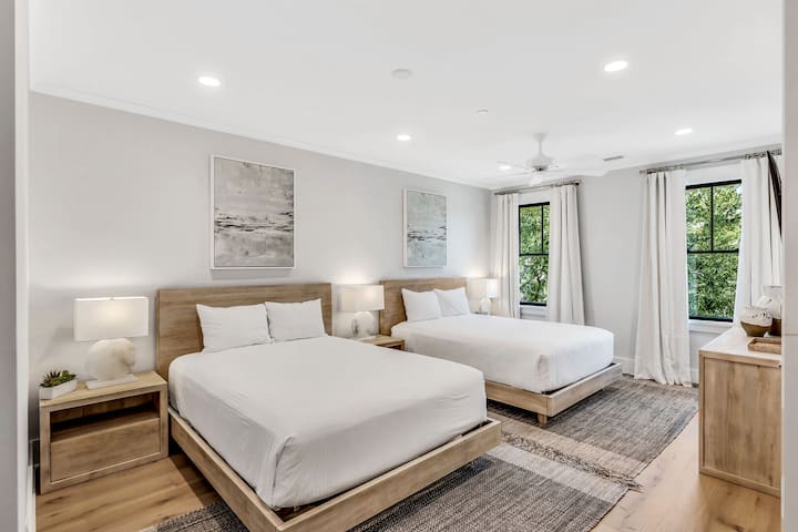 Spálňa č. 5, 2. poschodie – 2 manželské postele, TV, vlastná kúpeľňa (sprchovací kút)