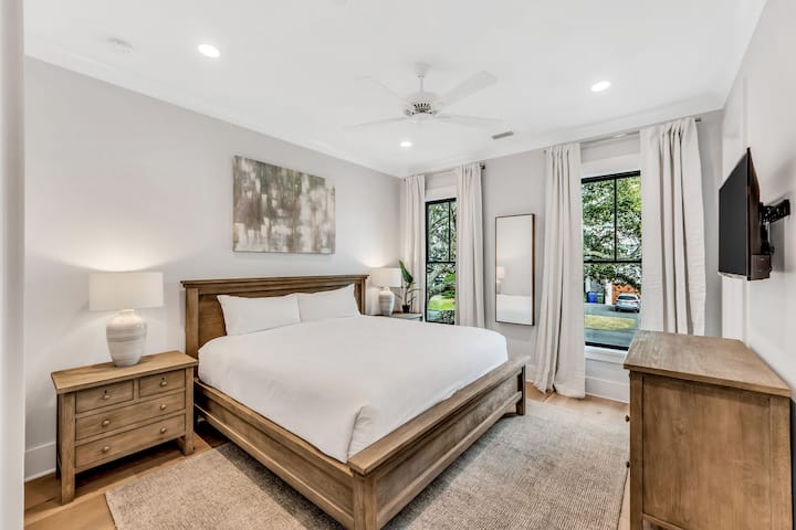 Spálňa č. 2, 1. poschodie – veľká manželská posteľ, TV, vlastná kúpeľňa (sprchovací kút)