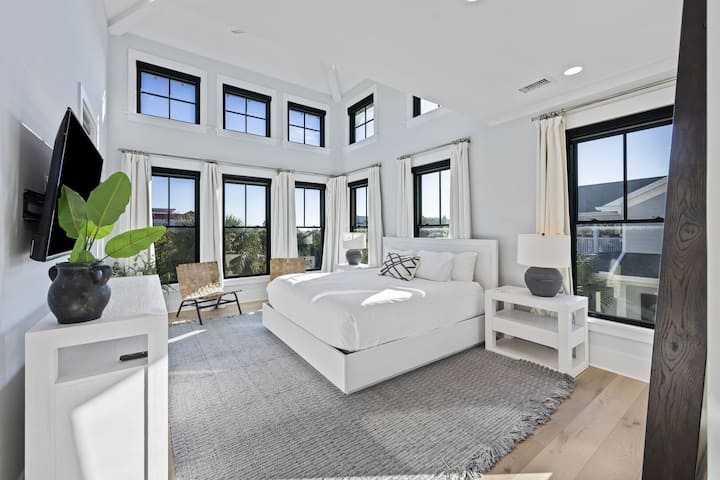 Spálňa č. 6, 2. poschodie – manželská posteľ, apartmán s výhľadom, TV, vlastná kúpeľňa (sprcha a dvojitý umývadlový priestor)