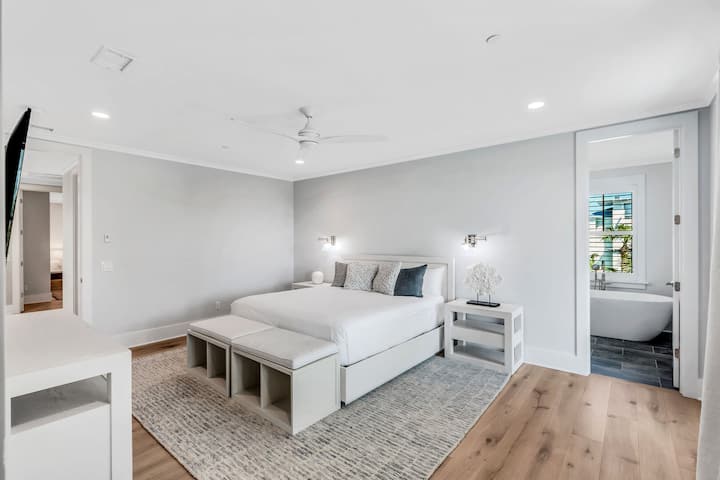 Spálňa č. 7, 2. poschodie – manželská posteľ, primárny apartmán s výhľadom, TV, vlastná kúpeľňa (vanička, samostatná sprcha a dvojitý umývadlový priestor)