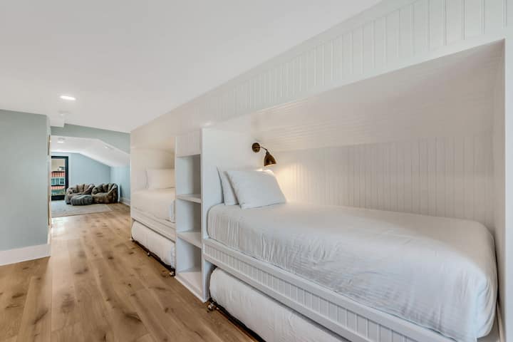 Spálňa č.8, 3. poschodie - 2 súpravy samostatných lôžok s oddelenými lôžkami (4 spálne), vlastná kúpeľňa (stojaca sprcha)