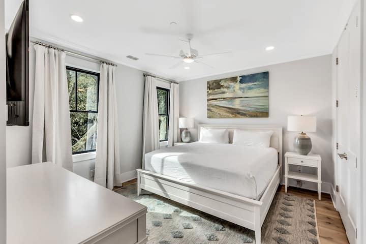 Spálňa č. 4, 2. poschodie – veľká manželská posteľ, TV, vlastná kúpeľňa (vaňa/sprcha)