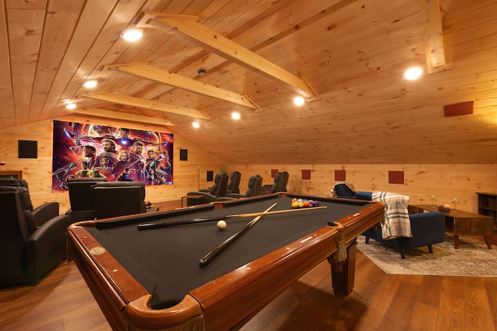 Spacious 4 Bedroom*sleeps 10*dog Friendly Cabin*theater Room*hottub*firepit*wifi - Blue Ridge Mountains