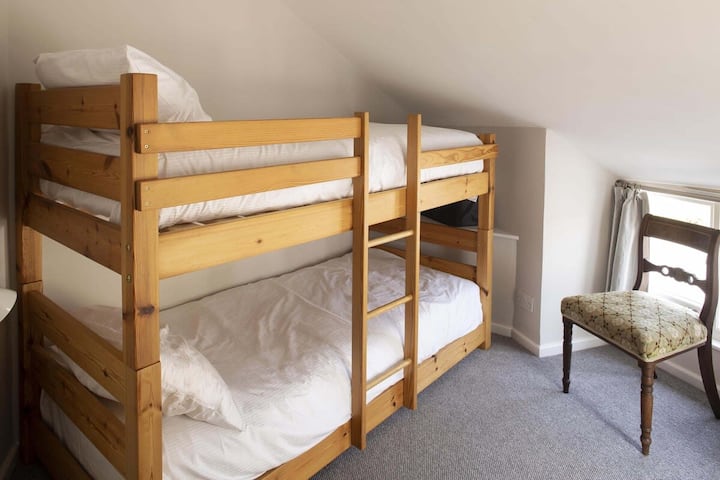 Upozorňujeme, že kúpeľňa na poschodí a poschodová spálňa sú prístupné cez spálňu s manželskou posteľou a sú vhodné len pre deti.