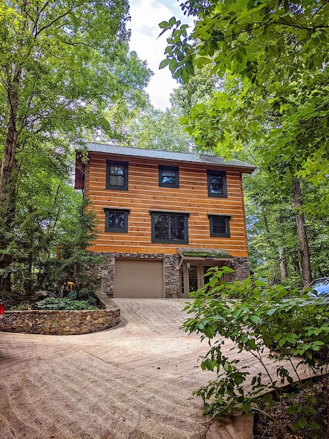 Chilhowee -Big log cabin with hot tub by the Ocoee