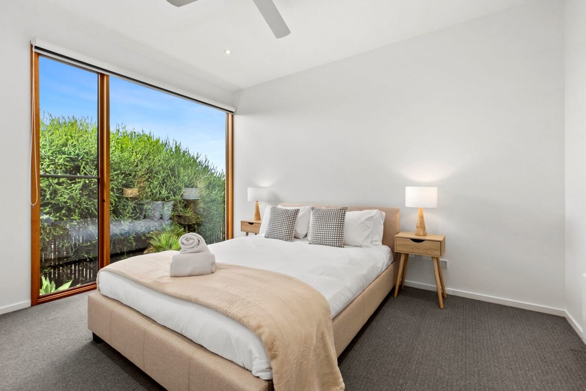 Საძინებელი 3 – საწოლი 152 × 203 სმ.