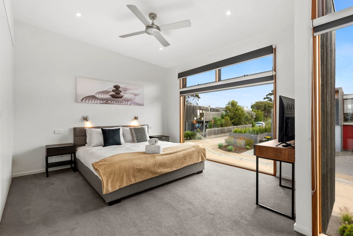 Მთავარი საძინებელი – 193 × 203 სმ ზომის საწოლი საკუთარი საძინებლით.