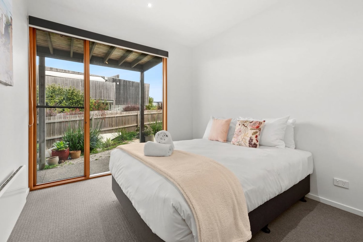 Საძინებელი 2 – საწოლი 152 × 203 სმ.