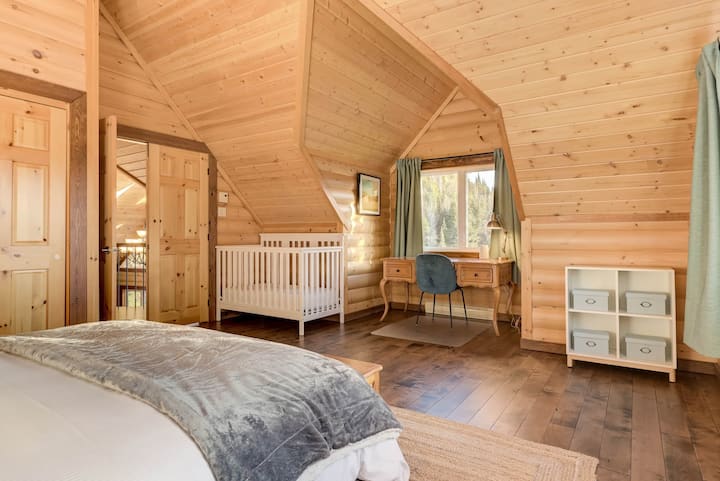 Брачен кревет (широк 150-179 см) и детско креветче - на горниот кат