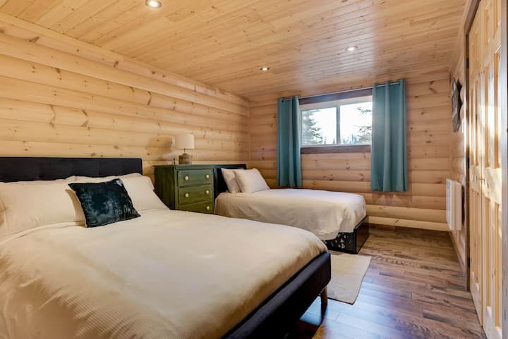 Спална соба бр. 4 Брачен кревет (широк 150-179 см) и единечен - подрум