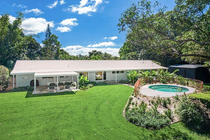 Hidden Byron – designer hinterland oasis with pool gallery image 2