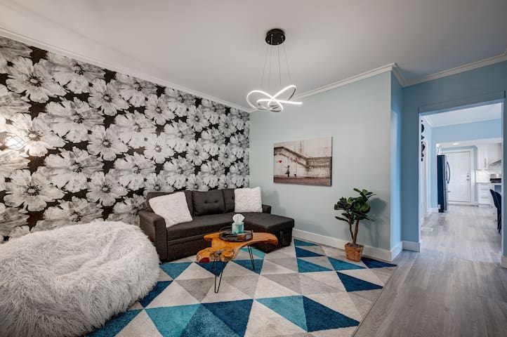 Chic & Spacious Bi-Level Bucktown Condo – Sleeps 8