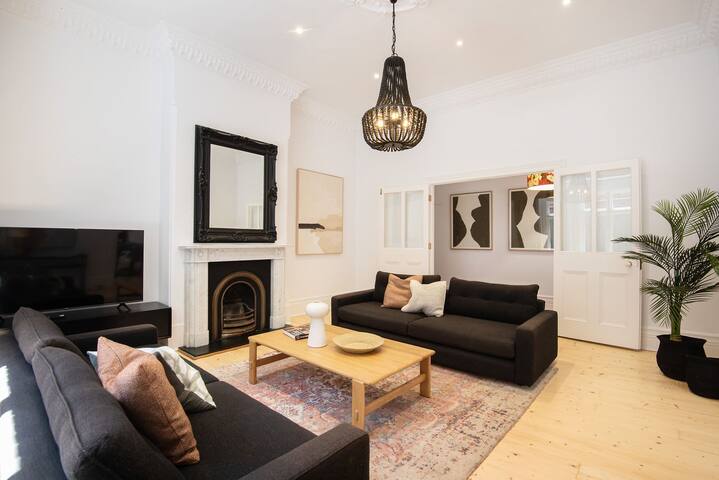 Stylish Contemporary Retreat St Kilda gallery image 3