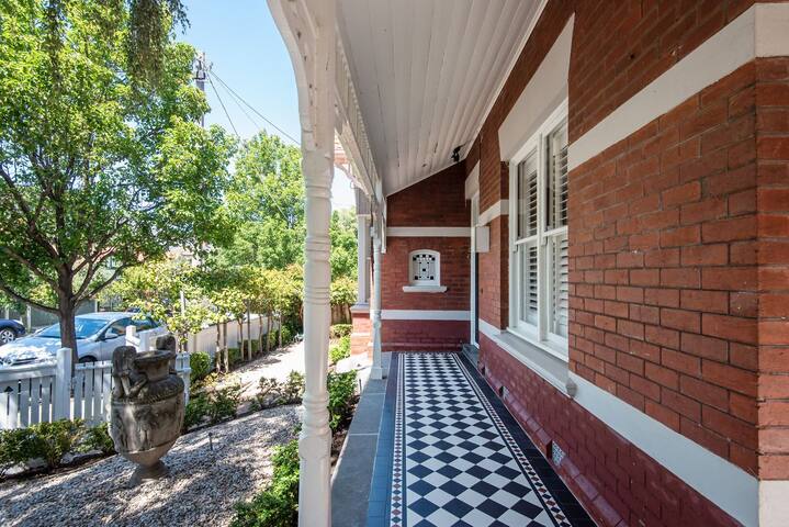 Stylish Contemporary Retreat St Kilda gallery image 2