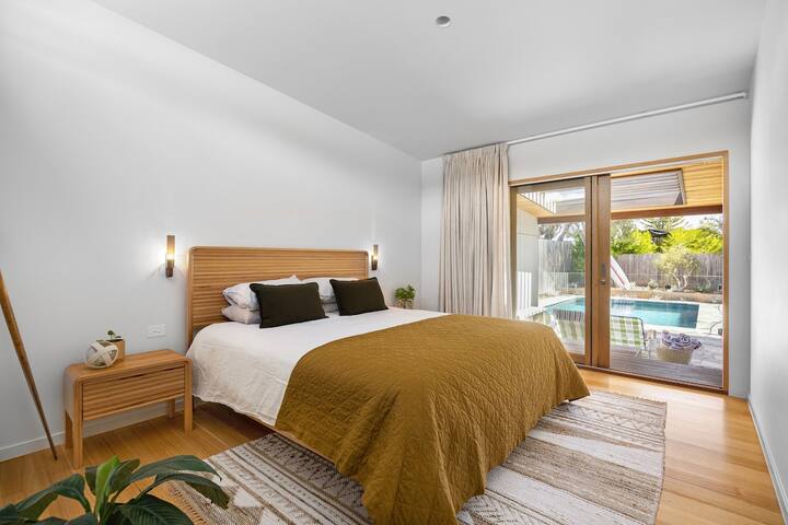 *Ivy Tyrone* -Gas heated Pool, Stunning renovation gallery image 3