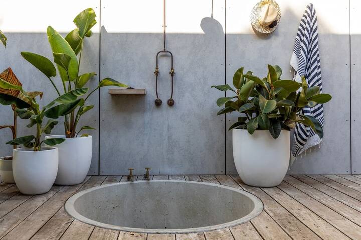 *Ivy Tyrone* -Gas heated Pool, Stunning renovation gallery image 4