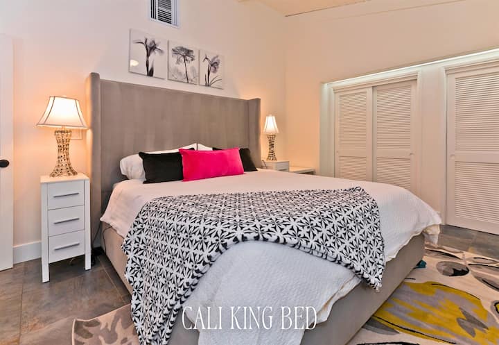 หมอนหนุนสบาย เตียงคาลิคิงไซส์ และบรรยากาศเงียบสงบทำให้ห้องนี้เป็นสถานที่ที่สมบูรณ์แบบสำหรับการพักผ่อนและเติมพลัง