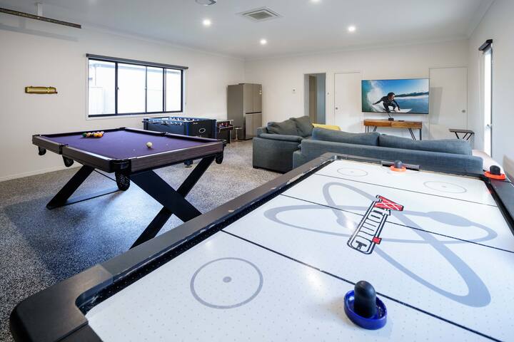 Parrearra Paradise On The Canal With Water Slide! gallery image 4