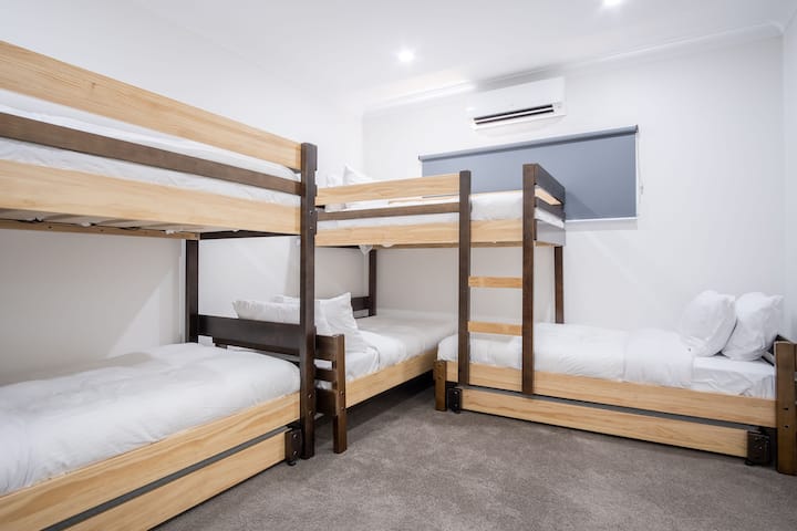 Chumba cha kulala cha watoto kilicho na vitanda vitano vya mtu mmoja ili waweze kuchagua.